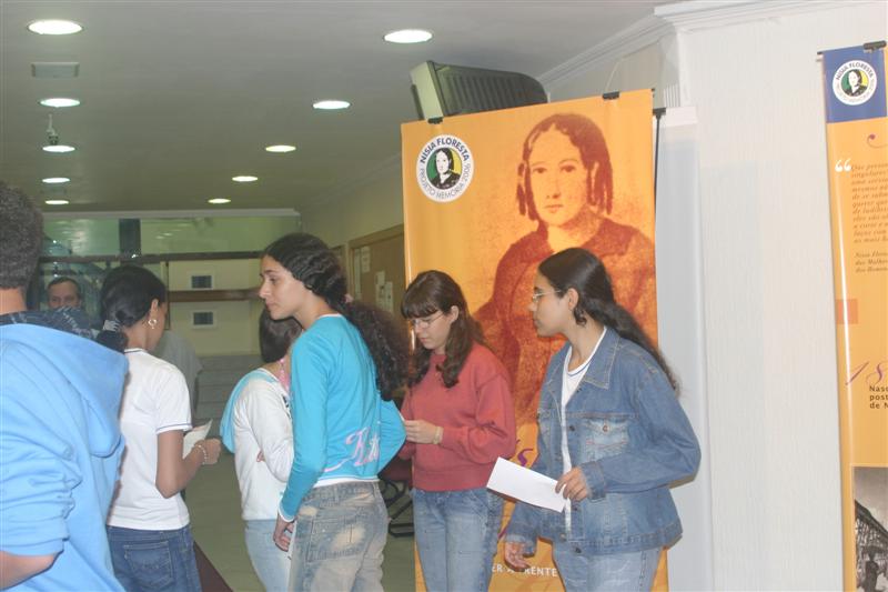 Jovens visitam a mostra
