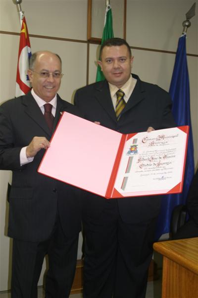 Presidente entrega Título à Gilberto José de Oliveira