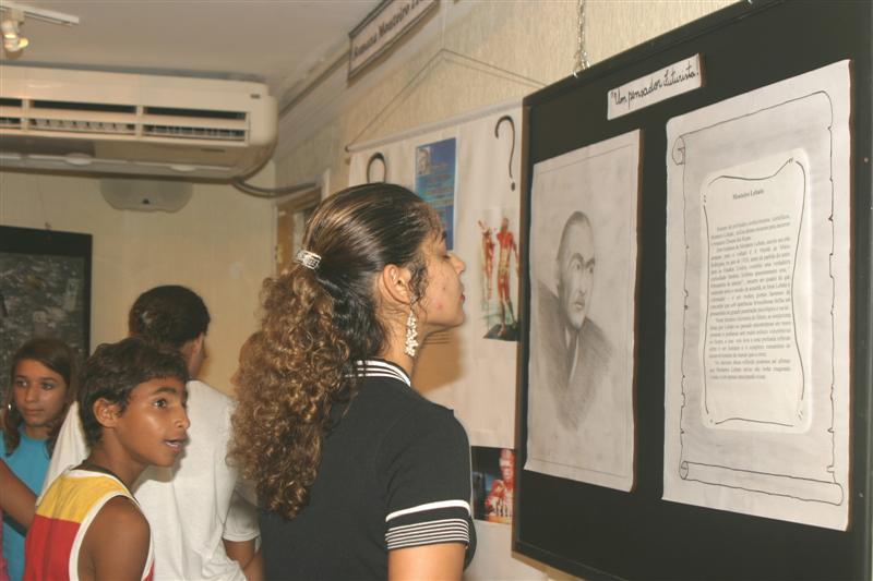 Jovens visitam exposição